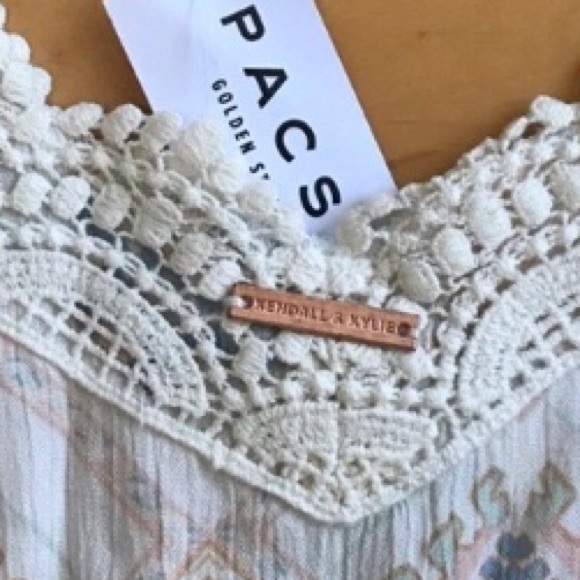 🆕Kendall & Kylie Cold Shoulder Printed Romper - Picture 8 of 8